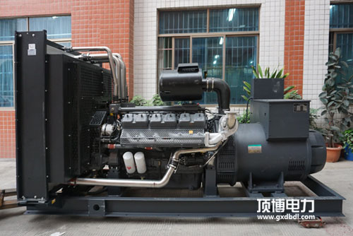 800KW無動柴油發電機組選配科浦發電機深?？刂破骷夹g參數
